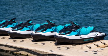 ValrasPlage, Fransa - 24 Haziran 2024: SeaDoo Jet Ski veya WetBikes, limandaki bir dubada 2024 Kiralama için sıraya dizildi