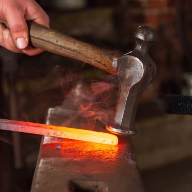 Demirci ocağındaki bir örsün üzerindeki sıcak metali dövmek ve şekillendirmek için kullanılan şekilli bir çekiç.