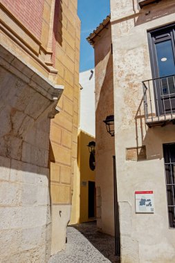 Malaga, İspanya 'daki Picasso Müzesi' nin eski binaları arasında küçük bir ara sokak.