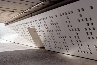 Malaga 'daki Centre Pompidou Malaga' nın dış mimarisi