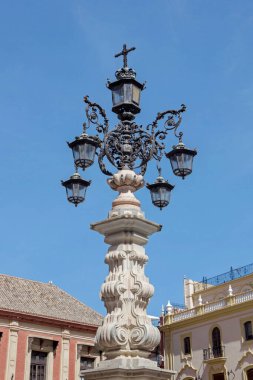 Sevilla 'daki Katedral Kilisesi' nde mavi gökyüzünde lamba.