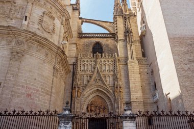 İspanya, Seville 'deki Katedral Kilisesi' nin dış mimarisi.