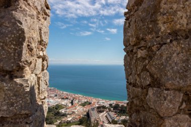 Portekiz, Sesimbra 'daki mavi kıyı şeridinin deniz manzarası 