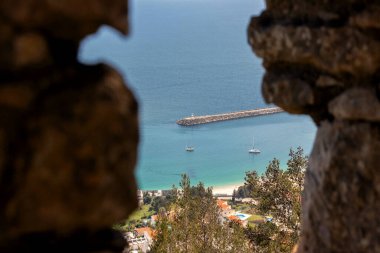 Portekiz, Sesimbra 'daki mavi kıyı şeridinin deniz manzarası 