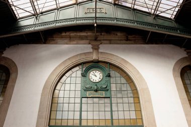 Porto ana tren istasyonundaki eski saat.