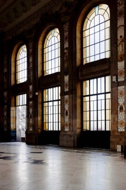 Porto ana tren istasyonunun içi sarı.