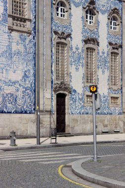 Portekiz, Porto 'daki Igreja do Carmo Kilisesi' nin dışındaki mavi fayanslar. 