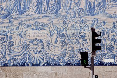 Portekiz, Porto 'daki Igreja do Carmo Kilisesi' nin dışındaki mavi fayanslar. 