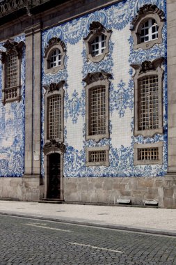 Portekiz, Porto 'daki Igreja do Carmo Kilisesi' nin dışındaki mavi fayanslar. 