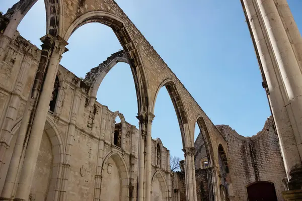 Lizbon 'daki Carmo Manastırı Kilisesi' ndeki eski kalıntılar.  