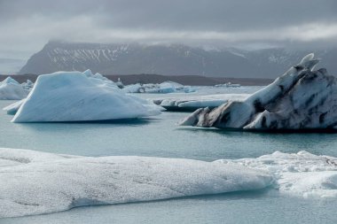 İzlanda 'daki Jokulsarlon buzulu gölünde yüzen buz tabakası 