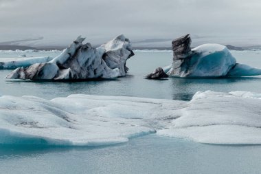 İzlanda 'daki Jokulsarlon buzulu gölünde yüzen buz tabakası 