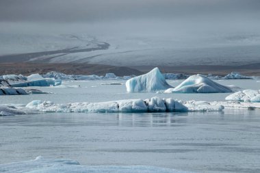 İzlanda 'daki Jokulsarlon buzulu gölünde yüzen buz tabakası 