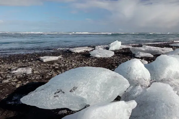 Led Bloky Černé Diamantové Pláži Islandu Stock Fotografie