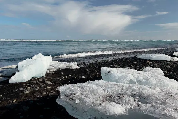 Led Bloky Černé Diamantové Pláži Islandu Stock Snímky