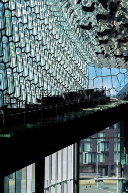 İzlanda 'daki Harpa konser salonunun modern iç mekanı. 