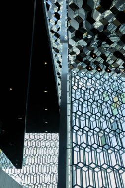 İzlanda 'daki Harpa konser salonunun modern iç mekanı. 