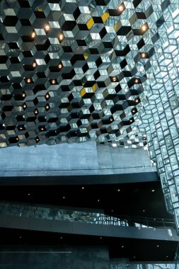 İzlanda 'daki Harpa konser salonunun modern iç mekanı. 