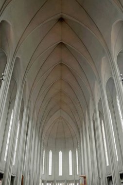 İzlanda 'daki Hallgrimskirkja Kilisesi' nin iç cephesi. 