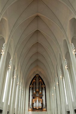 İzlanda 'daki Hallgrimskirkja Kilisesi' nin iç cephesi. 