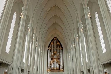 İzlanda 'daki Hallgrimskirkja Kilisesi' nin iç cephesi. 