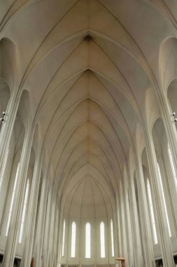 İzlanda 'daki Hallgrimskirkja Kilisesi' nin iç cephesi. 