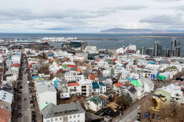Reykjavik, İzlanda 'da renkli binaları olan şehir manzarası 