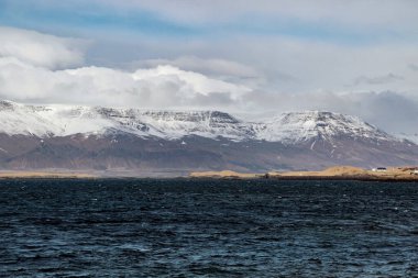 İzlanda 'nın Reykjavik kasabasında karlı dağ manzarası