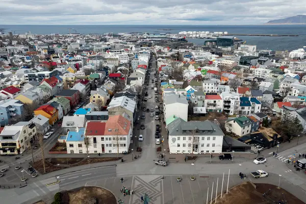 Reykjavik, İzlanda 'da renkli binaları olan şehir manzarası 