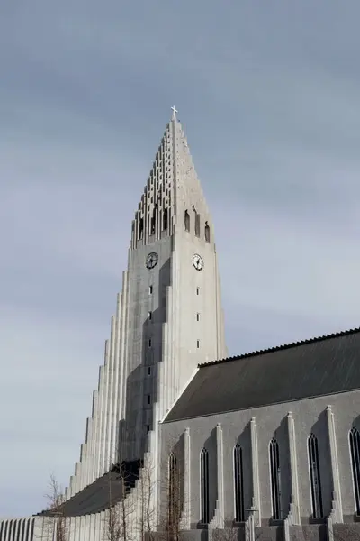 Εξωτερική Πρόσοψη Του Hallgrmskirkja Εκκλησία Στην Ισλανδία Εικόνα Αρχείου