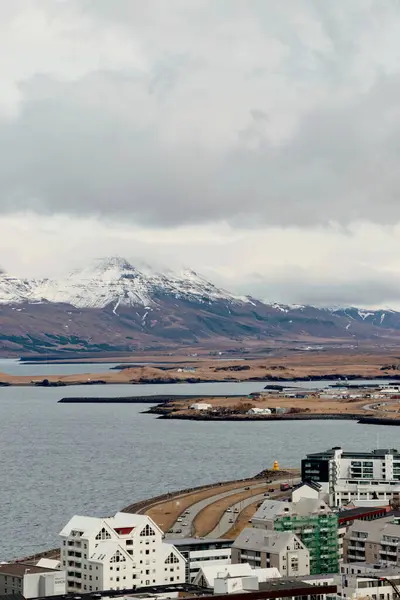 アイスランドのレイキャビクの町で雪の山と風景 ストック写真