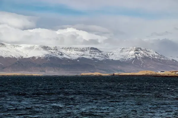 アイスランドのレイキャビクの町で雪の山と風景 ロイヤリティフリーのストック画像