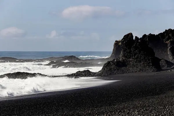 Gelombang Pantai Pantai Selatan Pantai Hitam Islandia Stok Gambar Bebas Royalti