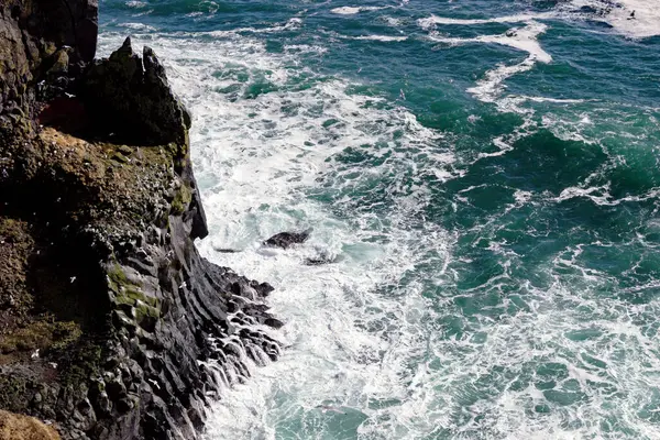 アイスランドのバルト崖を持つ青い海の波 ロイヤリティフリーのストック写真