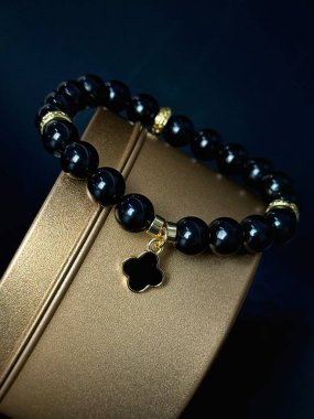 Gümüşten yapılmış doğal taştan yapılmış şık bir bilezik ve rünlerle süslenmiş bir kolye. Yüksek kalite fotoğraf