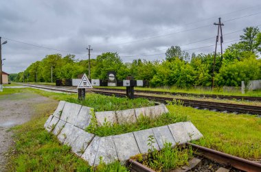 Railway dead end with green grass