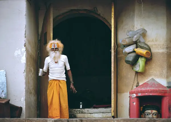 Varanasi India Listopada 2022 Widok Indyjskiego Sadhu Świętego Człowieka Ulice — Zdjęcie stockowe