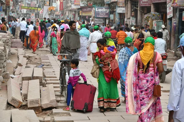 Varanasi India Listopadu 2022 Pohled Neznámé Indiány Kteří Jdou Odpoledne Stock Snímky
