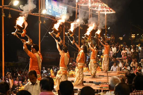 Varanasi India November 2022 Indiska Prästen Välsignar Människor Varanasi Ganga Royaltyfria Stockbilder