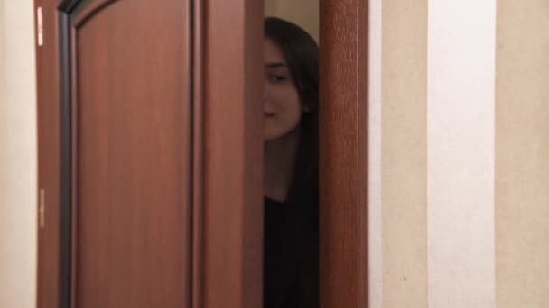 Widok Bliska Ładną Brązowłosą Dziewczynę Otwiera Drzwi Rozgląda Się Pokoju — Wideo stockowe