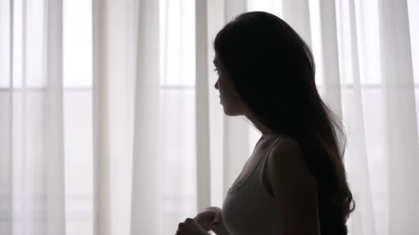 Боковой Вид Расстроенной Женщины Стоящей Окна Беспокоящейся После Ссоры Своей — стоковое видео