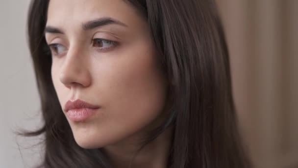 Közelkép Csinos Kaukázusi Lányról Gondolkozik Sorsán Életválasztásain Aggódik Nem Tudja — Stock videók
