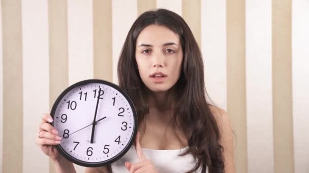 Close Uma Menina Sonolenta Menina Está Segurando Relógio Parede Move — Vídeo de Stock