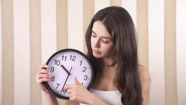 Close Smiling Girl Girl Holding Wall Clock Her Hands One — Videoclip de stoc