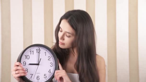 Close Uma Menina Bonita Menina Está Segurando Relógio Parede Move — Vídeo de Stock