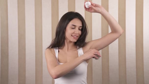 Ritratto Una Bella Ragazza Dai Capelli Castani Utilizza Deodorante Roll — Video Stock