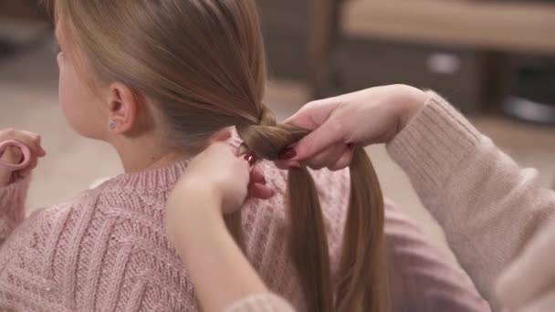 Close Mãos Cuidadas Femininas Segurando Cabelo Menina Rabo Dividindo Partes — Vídeo de Stock