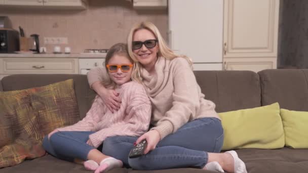Mujer Niña Cabello Rubio Con Gafas Sentados Sofá Esquina Del — Vídeos de Stock