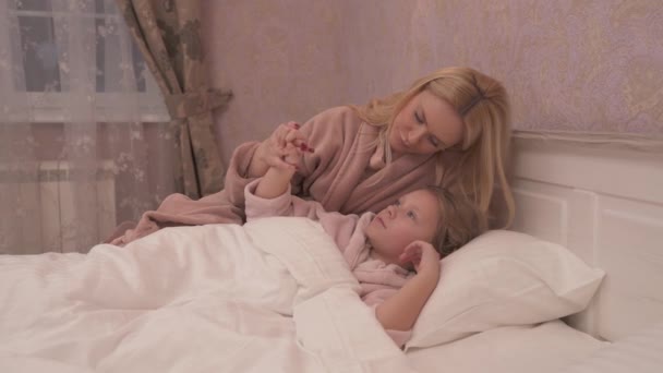 Maman Fille Robes Couchées Lit Jouant Avec Les Doigts Femme — Video