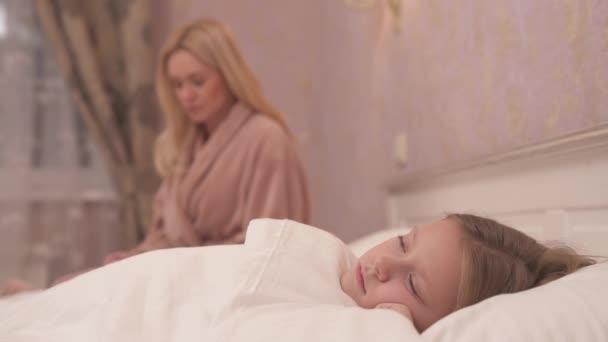 Gros Plan Une Fille Couchée Dans Son Lit Couverte Eider — Video